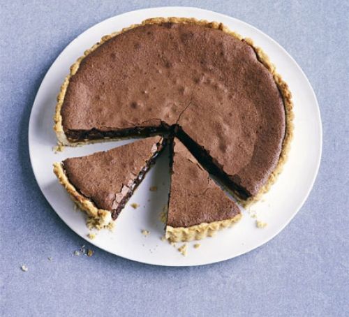 Шоколадно-ореховый пирог с соленой карамелью