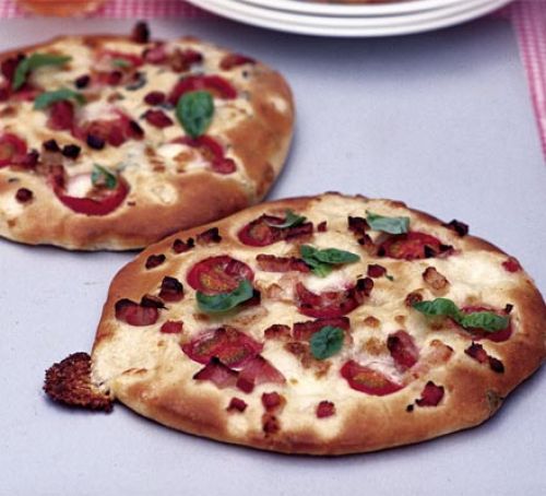 Пицца с панчеттой и помидорами черри