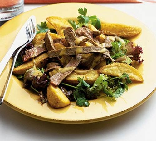 Горячий салат из говядины с картофельными дольками