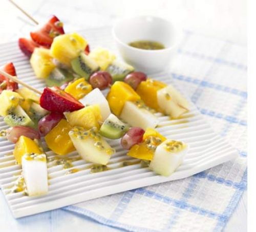 Замороженные фруктовые шашлычки с соусом из маракуйя