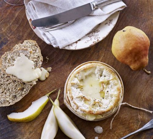 Запеченный сыр с ореховым хлебом и грушами